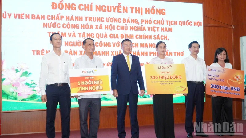 Phó Chủ tịch Quốc hội Nguyễn Thị Hồng thăm, tặng quà gia đình chính sách tại xã Thạnh Xuân Phó Chủ tịch Quốc hội Nguyễn Thị Hồng thăm, tặng quà gia đình chính sách tại xã Thạnh Xuân
