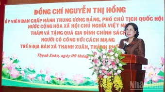 Phó Chủ tịch Quốc hội Nguyễn Thị Hồng thăm, tặng quà gia đình chính sách tại xã Thạnh Xuân