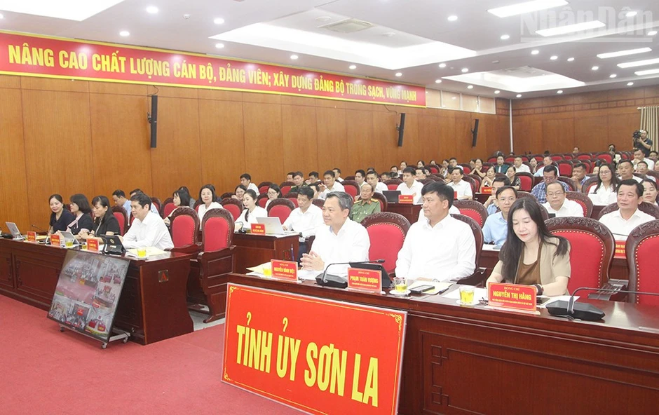Phó Chủ tịch Quốc hội Nguyễn Thị Hồng tiếp xúc cử tri tại Sơn La