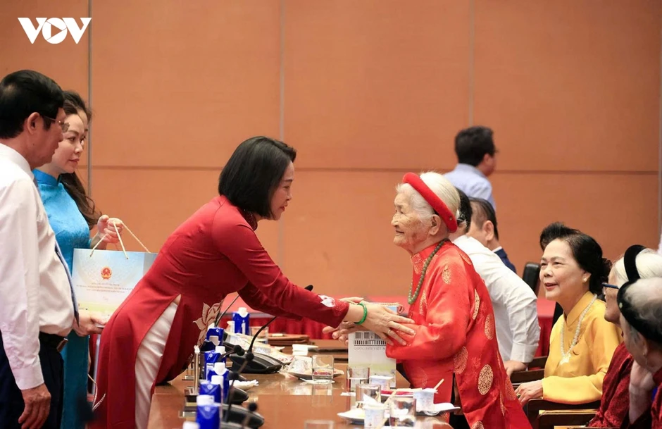 Phó Chủ tịch Quốc hội Nguyễn Thị Thanh gặp mặt người có công tiêu biểu Phó Chủ tịch Quốc hội Nguyễn Thị Thanh gặp mặt người có công tiêu biểu