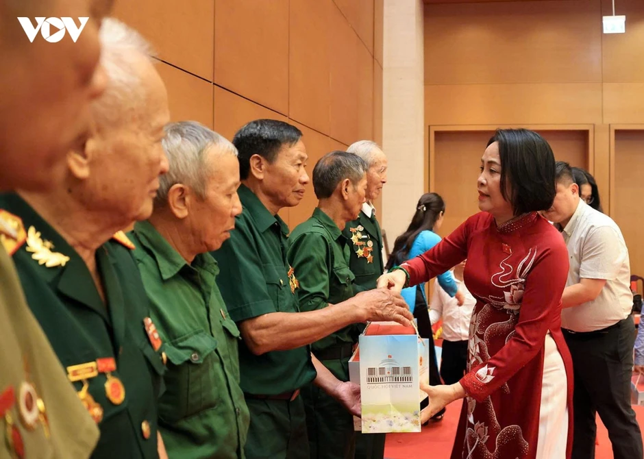 Phó Chủ tịch Quốc hội Nguyễn Thị Thanh gặp mặt người có công tiêu biểu Phó Chủ tịch Quốc hội Nguyễn Thị Thanh gặp mặt người có công tiêu biểu