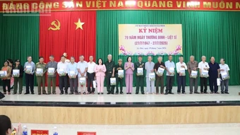 Phó Chủ tịch Quốc hội Nguyễn Thị Thanh tặng quà gia đình chính sách, người có công với cách mạng tại Đắk Lắk
