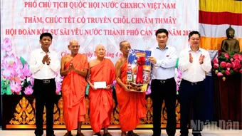 Phó Chủ tịch Quốc hội Vũ Hồng Thanh thăm, chúc tết Chôl Chnăm Thmây tại Cần Thơ