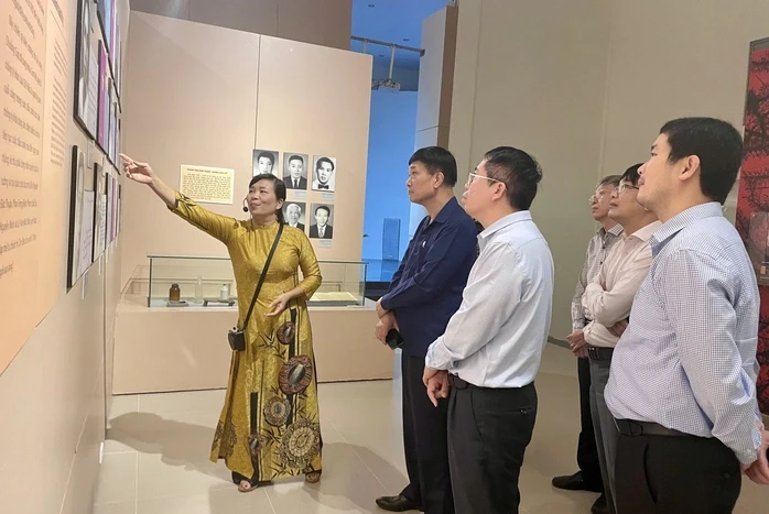 Phó chủ tịch Quốc hội Vũ Hồng Thanh thăm, tặng quà Đồn Biên phòng Côn Đảo Phó chủ tịch Quốc hội Vũ Hồng Thanh thăm, tặng quà Đồn Biên phòng Côn Đảo