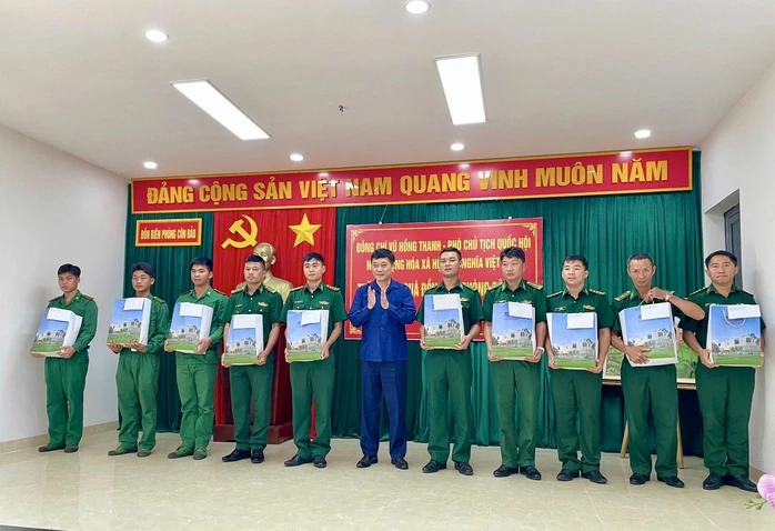 Phó chủ tịch Quốc hội Vũ Hồng Thanh thăm, tặng quà Đồn Biên phòng Côn Đảo Phó chủ tịch Quốc hội Vũ Hồng Thanh thăm, tặng quà Đồn Biên phòng Côn Đảo