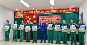 Phó chủ tịch Quốc hội Vũ Hồng Thanh thăm, tặng quà Đồn Biên phòng Côn Đảo