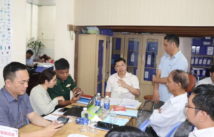 Phó Chủ tịch UBND TPHCM Hoàng Nguyên Dinh kiểm tra cảng cá