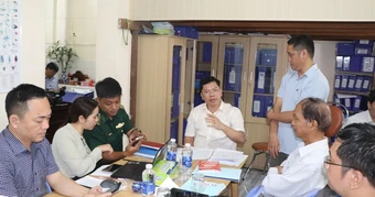 Phó Chủ tịch UBND TPHCM Hoàng Nguyên Dinh kiểm tra cảng cá