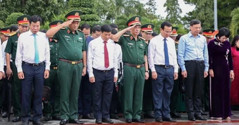 Phó Thủ tướng, Bộ trưởng Bộ Quốc phòng Phan Văn Giang dâng hương tri ân Anh hùng liệt sĩ ở Lâm Đồng