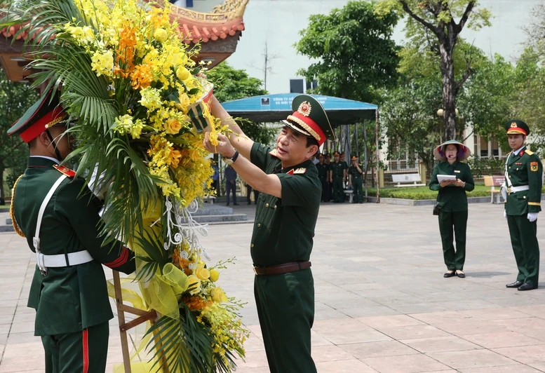 Phó Thủ tướng, Bộ trưởng Bộ Quốc phòng Phan Văn Giang dâng hương tưởng niệm các Anh hùng liệt sĩ tại Thái Nguyên Phó Thủ tướng, Bộ trưởng Bộ Quốc phòng Phan Văn Giang dâng hương tưởng niệm các Anh hùng liệt sĩ tại Thái Nguyên