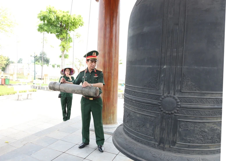 Phó Thủ tướng, Bộ trưởng Bộ Quốc phòng Phan Văn Giang dâng hương tưởng niệm các Anh hùng liệt sĩ tại Thái Nguyên Phó Thủ tướng, Bộ trưởng Bộ Quốc phòng Phan Văn Giang dâng hương tưởng niệm các Anh hùng liệt sĩ tại Thái Nguyên