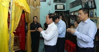 Phó Thủ tướng Chính phủ viếng Anh hùng Lực lượng vũ trang, thăm, tặng quà thương binh ở Thanh Hóa