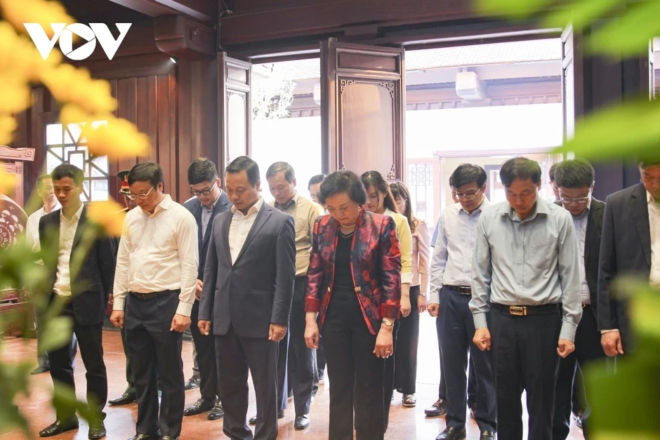 Phó Thủ tướng dâng hương tưởng niệm anh hùng liệt sĩ tại Điện Biên Phó Thủ tướng dâng hương tưởng niệm anh hùng liệt sĩ tại Điện Biên
