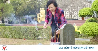 Phó Thủ tướng dâng hương tưởng niệm anh hùng liệt sĩ tại Điện Biên