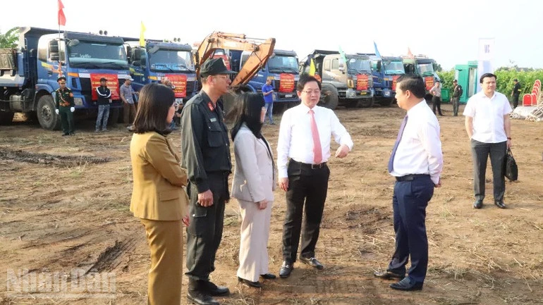 Phó Thủ tướng Hồ Quốc Dũng dự Lễ động thổ xây dựng Trường phổ thông dân tộc nội trú liên cấp tại xã biên giới Ea Bung Phó Thủ tướng Hồ Quốc Dũng dự Lễ động thổ xây dựng Trường phổ thông dân tộc nội trú liên cấp tại xã biên giới Ea Bung