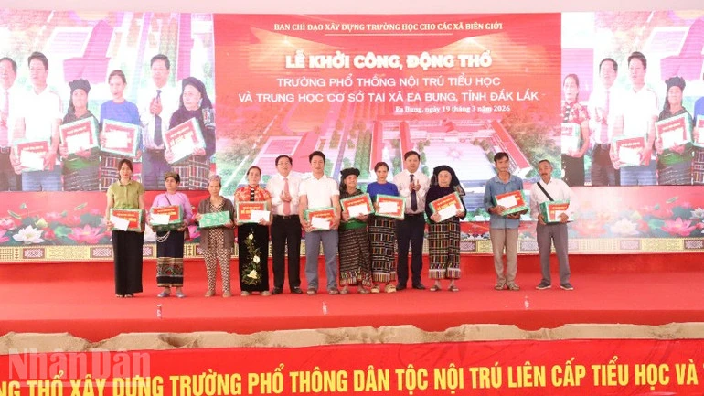 Phó Thủ tướng Hồ Quốc Dũng dự Lễ động thổ xây dựng Trường phổ thông dân tộc nội trú liên cấp tại xã biên giới Ea Bung Phó Thủ tướng Hồ Quốc Dũng dự Lễ động thổ xây dựng Trường phổ thông dân tộc nội trú liên cấp tại xã biên giới Ea Bung