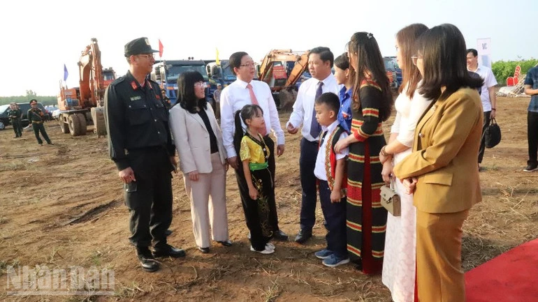 Phó Thủ tướng Hồ Quốc Dũng dự Lễ động thổ xây dựng Trường phổ thông dân tộc nội trú liên cấp tại xã biên giới Ea Bung Phó Thủ tướng Hồ Quốc Dũng dự Lễ động thổ xây dựng Trường phổ thông dân tộc nội trú liên cấp tại xã biên giới Ea Bung