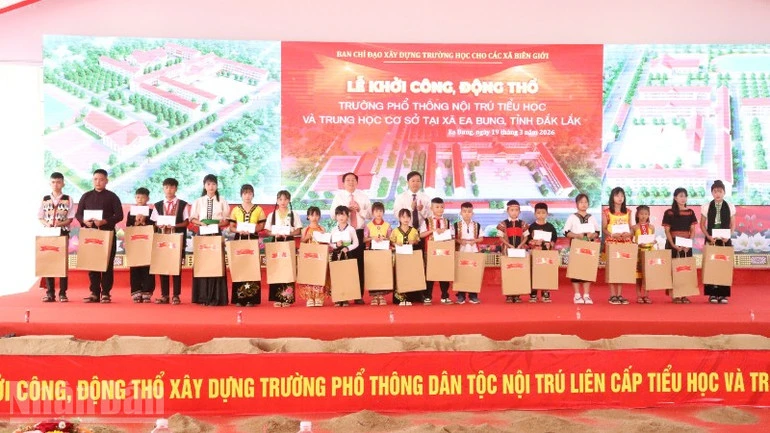 Phó Thủ tướng Hồ Quốc Dũng dự Lễ động thổ xây dựng Trường phổ thông dân tộc nội trú liên cấp tại xã biên giới Ea Bung Phó Thủ tướng Hồ Quốc Dũng dự Lễ động thổ xây dựng Trường phổ thông dân tộc nội trú liên cấp tại xã biên giới Ea Bung