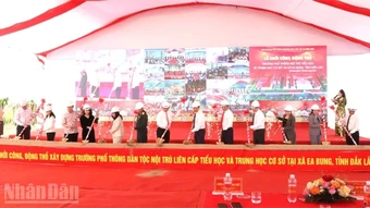 Phó Thủ tướng Hồ Quốc Dũng dự Lễ động thổ xây dựng Trường phổ thông dân tộc nội trú liên cấp tại xã biên giới Ea Bung