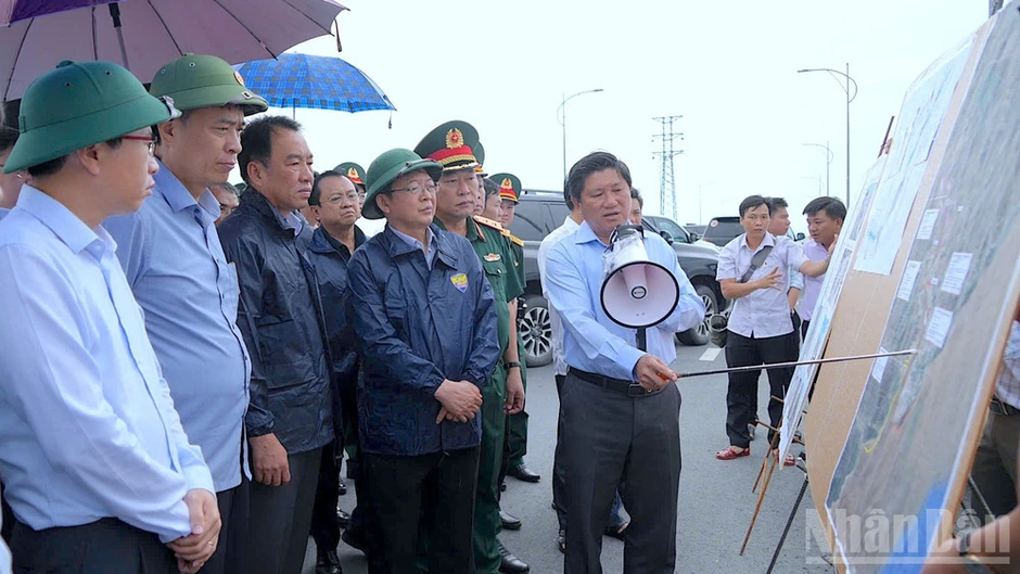 Phó Thủ tướng Hồ Quốc Dũng khảo sát xưởng chế biến tôm và tình hình sạt lở tại Cà Mau Phó Thủ tướng Hồ Quốc Dũng khảo sát xưởng chế biến tôm và tình hình sạt lở tại Cà Mau