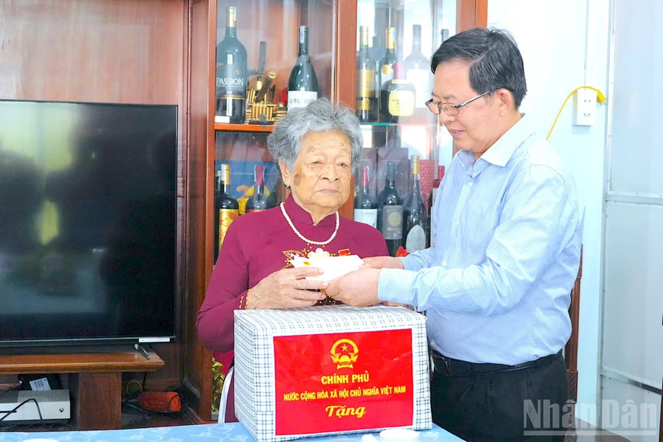 Phó Thủ tướng Hồ Quốc Dũng khảo sát xưởng chế biến tôm và tình hình sạt lở tại Cà Mau Phó Thủ tướng Hồ Quốc Dũng khảo sát xưởng chế biến tôm và tình hình sạt lở tại Cà Mau