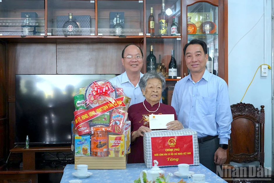 Phó Thủ tướng Hồ Quốc Dũng khảo sát xưởng chế biến tôm và tình hình sạt lở tại Cà Mau Phó Thủ tướng Hồ Quốc Dũng khảo sát xưởng chế biến tôm và tình hình sạt lở tại Cà Mau