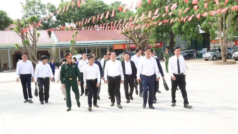Phó Thủ tướng Hồ Quốc Dũng thăm, làm việc với xã biên giới Ea Bung Phó Thủ tướng Hồ Quốc Dũng thăm, làm việc với xã biên giới Ea Bung