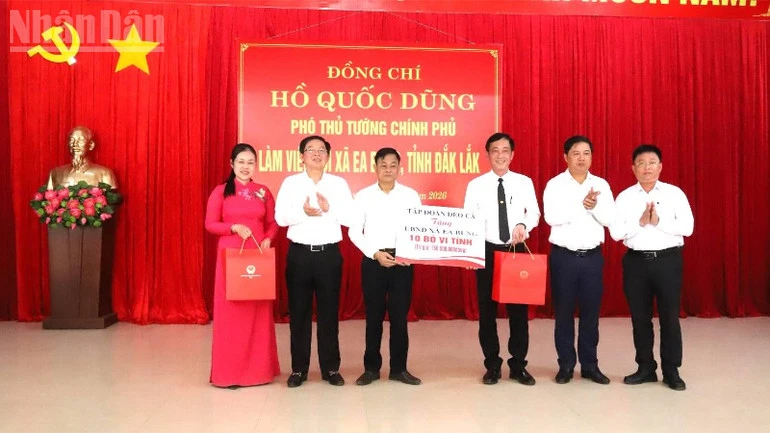 Phó Thủ tướng Hồ Quốc Dũng thăm, làm việc với xã biên giới Ea Bung Phó Thủ tướng Hồ Quốc Dũng thăm, làm việc với xã biên giới Ea Bung