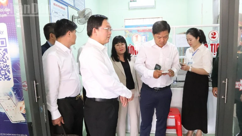 Phó Thủ tướng Hồ Quốc Dũng thăm, làm việc với xã biên giới Ea Bung Phó Thủ tướng Hồ Quốc Dũng thăm, làm việc với xã biên giới Ea Bung