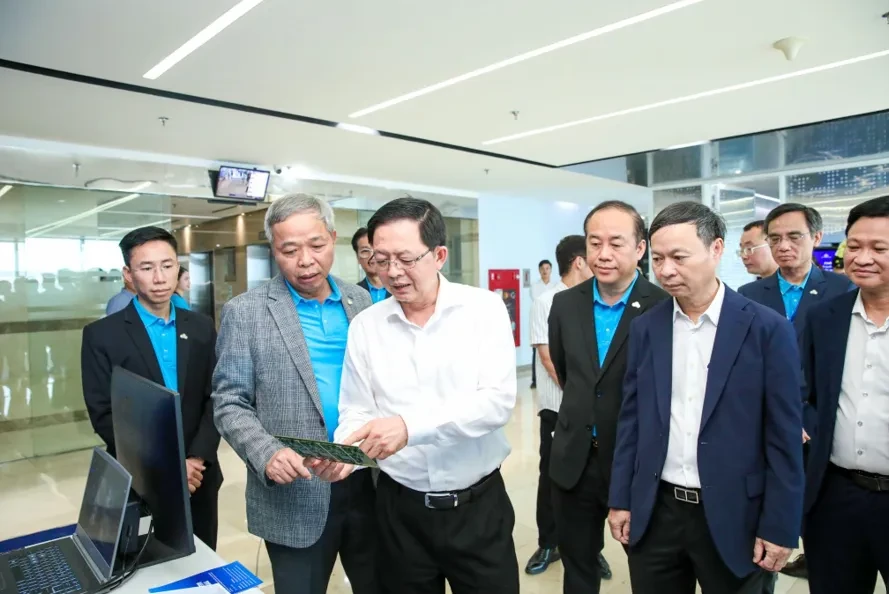 Phó Thủ tướng Hồ Quốc Dũng thăm và làm việc tại Tập đoàn công nghệ CMC Phó Thủ tướng Hồ Quốc Dũng thăm và làm việc tại Tập đoàn công nghệ CMC