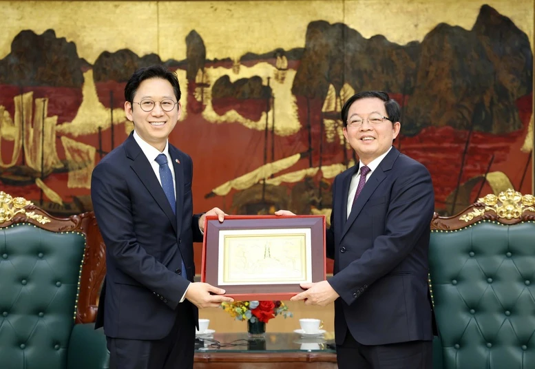Phó Thủ tướng Hồ Quốc Dũng tiếp Phó Thủ tướng Hàn Quốc Bae Kyung Hoon