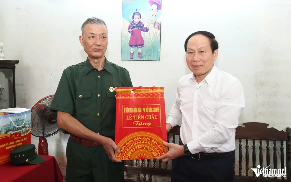 Phó Thủ tướng Lê Tiến Châu dâng hương tưởng nhớ Anh hùng Ngô Thị Tuyển Phó Thủ tướng Lê Tiến Châu dâng hương tưởng nhớ Anh hùng Ngô Thị Tuyển