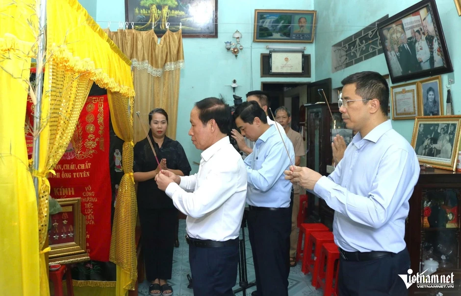Phó Thủ tướng Lê Tiến Châu dâng hương tưởng nhớ Anh hùng Ngô Thị Tuyển Phó Thủ tướng Lê Tiến Châu dâng hương tưởng nhớ Anh hùng Ngô Thị Tuyển