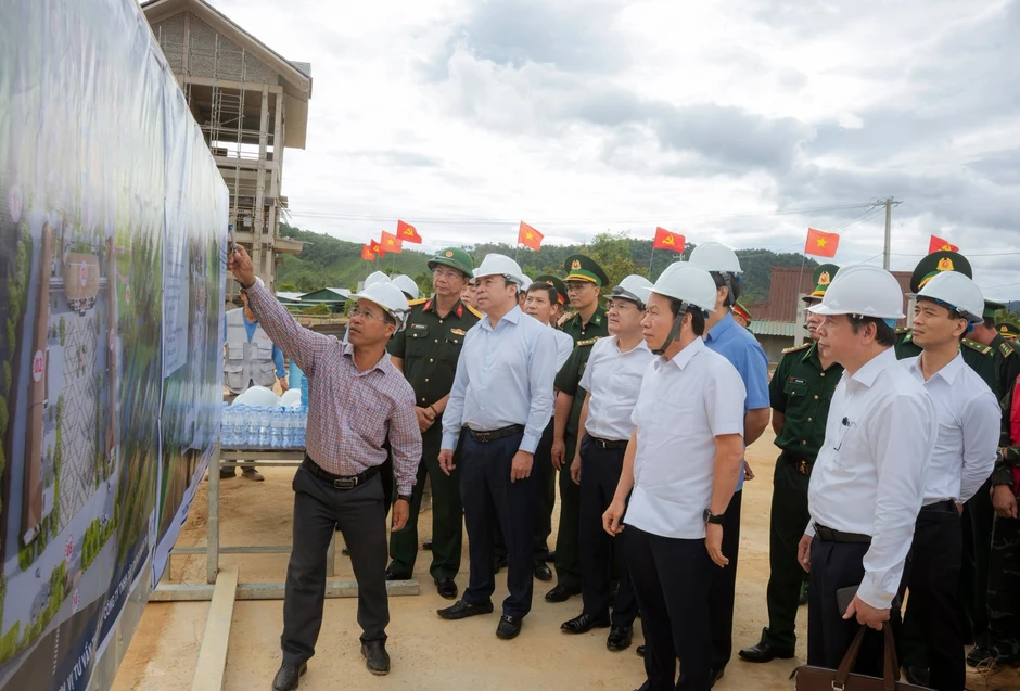 Phó Thủ tướng Lê Tiến Châu kiểm tra trường vùng biên, thăm gia đình chính sách Phó Thủ tướng Lê Tiến Châu kiểm tra trường vùng biên, thăm gia đình chính sách