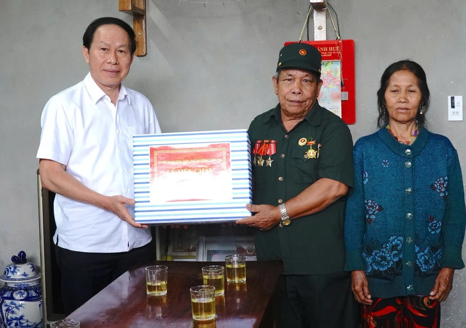 Phó Thủ tướng Lê Tiến Châu kiểm tra trường vùng biên, thăm gia đình chính sách Phó Thủ tướng Lê Tiến Châu kiểm tra trường vùng biên, thăm gia đình chính sách