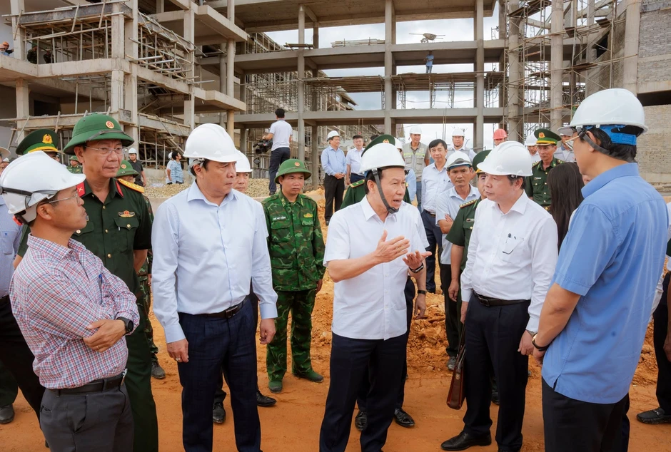 Phó Thủ tướng Lê Tiến Châu kiểm tra trường vùng biên, thăm gia đình chính sách Phó Thủ tướng Lê Tiến Châu kiểm tra trường vùng biên, thăm gia đình chính sách