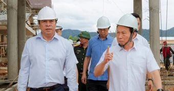 Phó Thủ tướng Lê Tiến Châu kiểm tra trường vùng biên, thăm gia đình chính sách