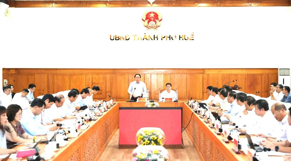 Phó Thủ tướng Lê Tiến Châu làm việc với Huế về tăng trưởng kinh tế Phó Thủ tướng Lê Tiến Châu làm việc với Huế về tăng trưởng kinh tế