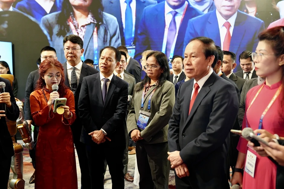 Phó Thủ tướng Lê Tiến Châu tham quan Triển lãm sản phẩm công nghệ, ứng dụng AI