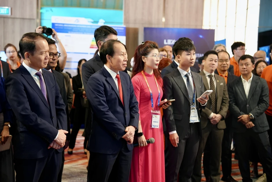 Phó Thủ tướng Lê Tiến Châu tham quan Triển lãm sản phẩm công nghệ, ứng dụng AI