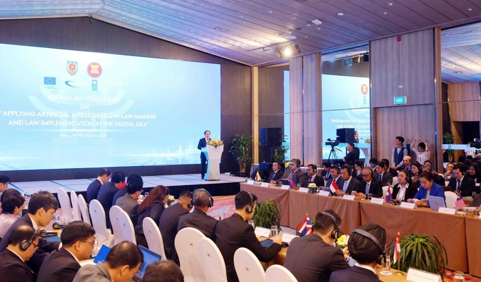 Phó Thủ tướng Lê Tiến Châu tham quan Triển lãm sản phẩm công nghệ, ứng dụng AI