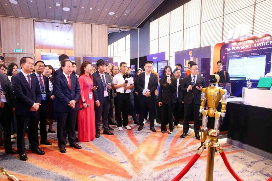 Phó Thủ tướng Lê Tiến Châu tham quan Triển lãm sản phẩm công nghệ, ứng dụng AI