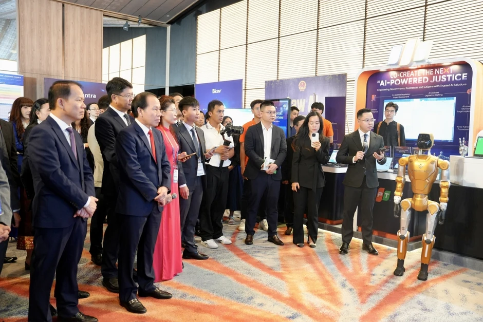 Phó Thủ tướng Lê Tiến Châu tham quan Triển lãm sản phẩm công nghệ, ứng dụng AI
