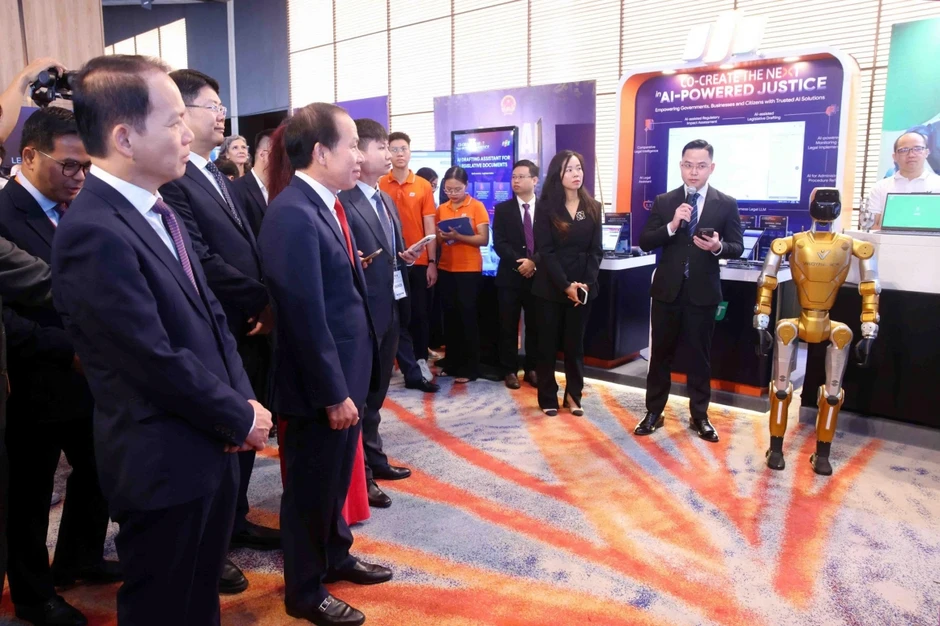 Phó Thủ tướng Lê Tiến Châu tham quan Triển lãm sản phẩm công nghệ, ứng dụng AI