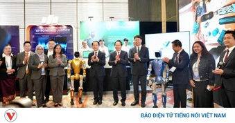 Phó Thủ tướng Lê Tiến Châu tham quan Triển lãm sản phẩm công nghệ, ứng dụng AI