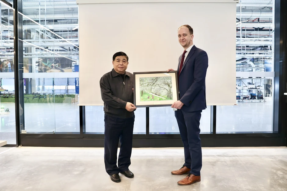 Phó Thủ tướng Nguyễn Chí Dũng thăm Tập đoàn Bosch Phó Thủ tướng Nguyễn Chí Dũng thăm Tập đoàn Bosch