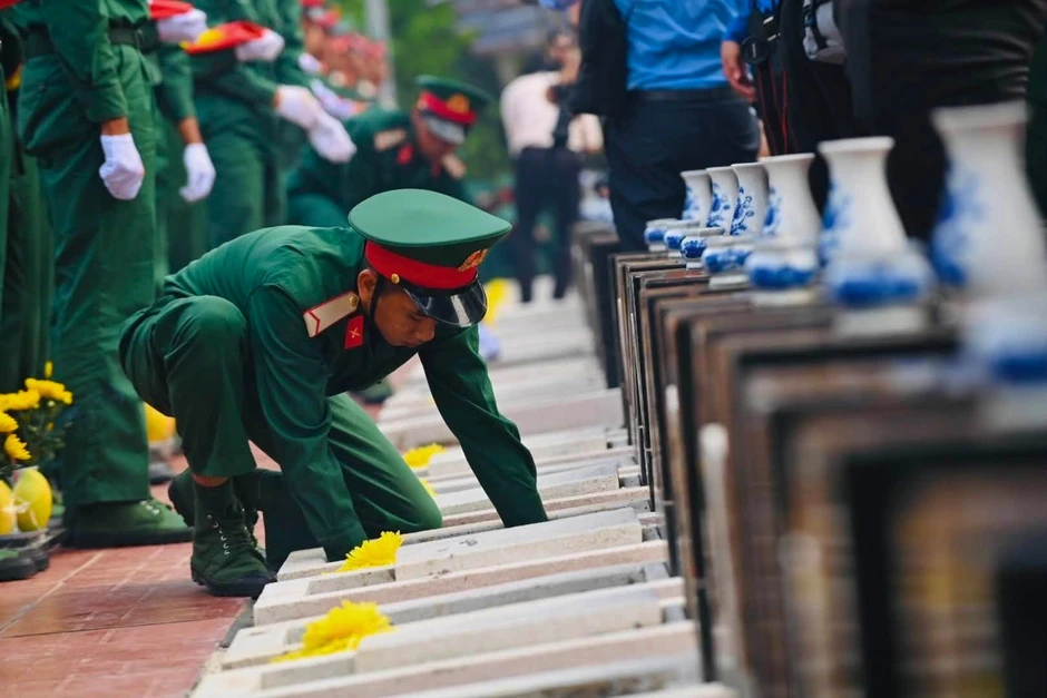 Phó Thủ tướng Nguyễn Văn Thắng dự lễ an táng 63 hài cốt liệt sĩ tại Đồng Nai Phó Thủ tướng Nguyễn Văn Thắng dự lễ an táng 63 hài cốt liệt sĩ tại Đồng Nai