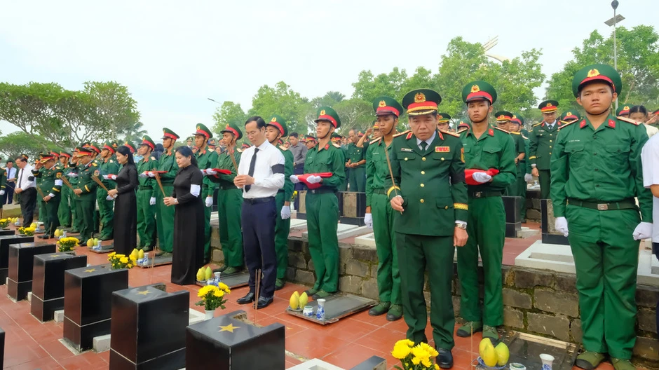 Phó Thủ tướng Nguyễn Văn Thắng dự Lễ truy điệu, an táng 63 liệt sĩ tại Đồng Nai Phó Thủ tướng Nguyễn Văn Thắng dự Lễ truy điệu, an táng 63 liệt sĩ tại Đồng Nai