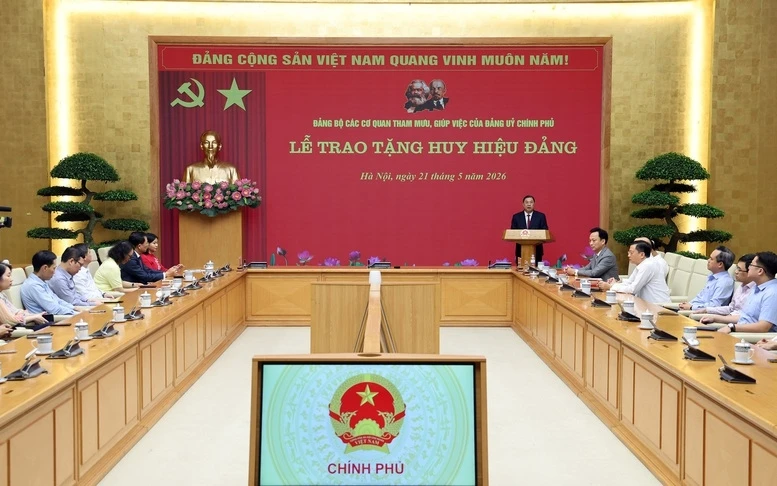 Phó Thủ tướng Phạm Gia Túc trao Huy hiệu Đảng cho đảng viên Đảng bộ Chính phủ Phó Thủ tướng Phạm Gia Túc trao Huy hiệu Đảng cho đảng viên Đảng bộ Chính phủ
