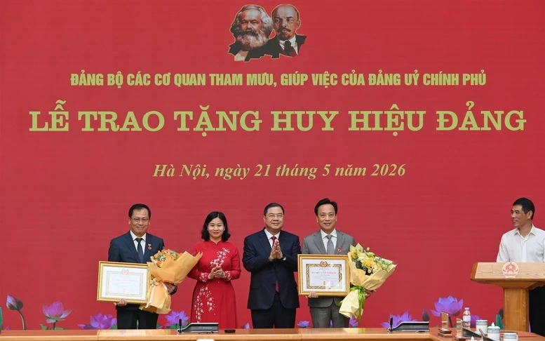 Phó Thủ tướng Phạm Gia Túc trao Huy hiệu Đảng cho đảng viên Đảng bộ Chính phủ Phó Thủ tướng Phạm Gia Túc trao Huy hiệu Đảng cho đảng viên Đảng bộ Chính phủ